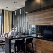 Una cocina amplia con suelos de madera.