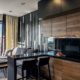 Una cocina amplia con suelos de madera.