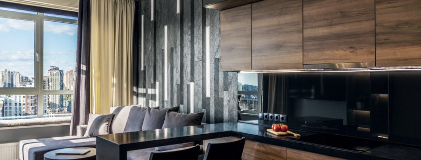 Una cocina amplia con suelos de madera.