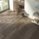 Habitación con parquet cerámico de Inalco Arizona