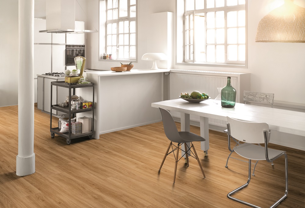 Cocina con suelo vinílico de Parador