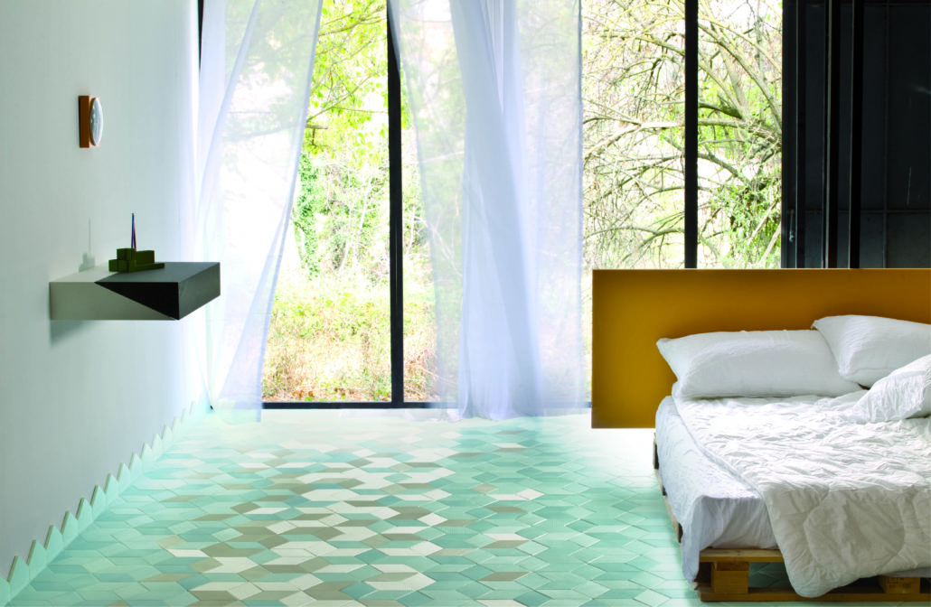Habitación luminosa del estudio Mutina.