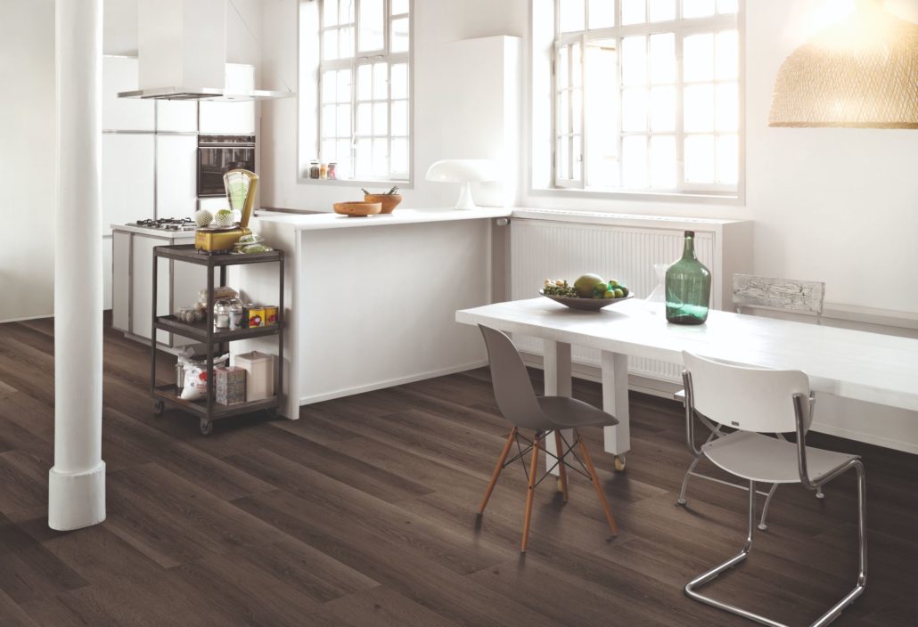 Cocina con encimera en forma de barra.