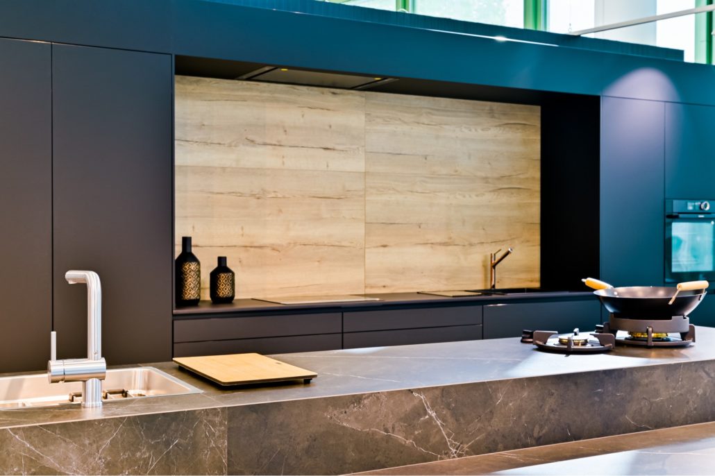 Electrodomésticos en la cocina, diseño del showroom de Pinto de Discesur.